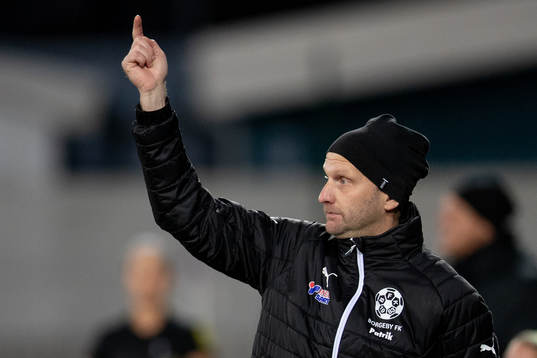 Borgebys tränare Patrik Perssonunder fotbollsmatchen i