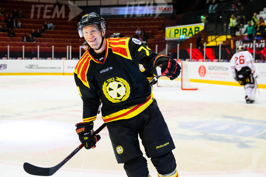 Brynäs Nicklas Danielsson (m) jublar