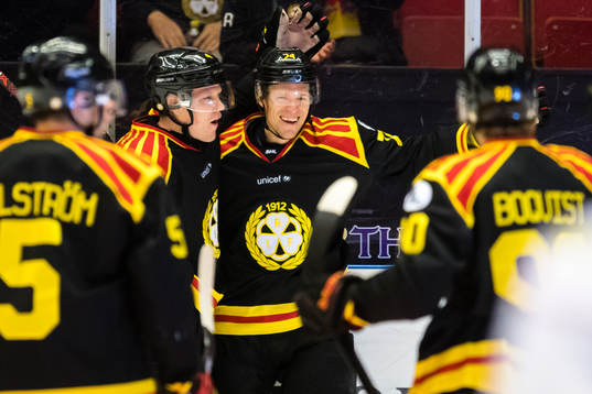 Brynäs Nicklas Danielsson (m) jublar