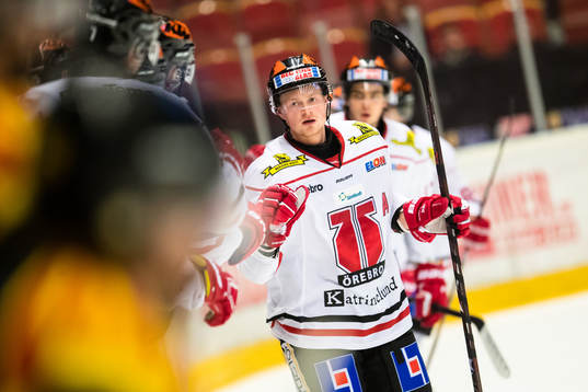 Örebros Linus Arnesson jublar med lagkamrater