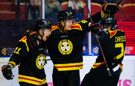 Brynäs Joel Kellman (v) gör 3-2 och jublar med lagkamrater