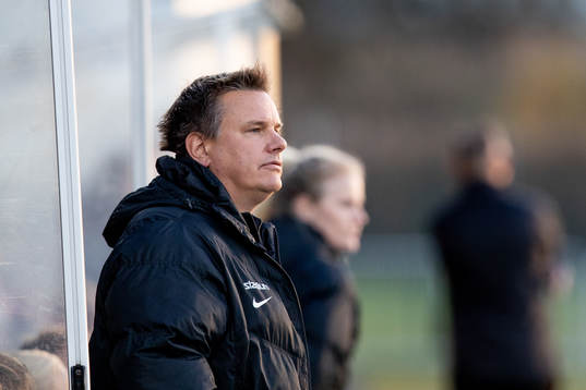 Jitex tränare Stefan Olofssonunder fotbollsmatchen i