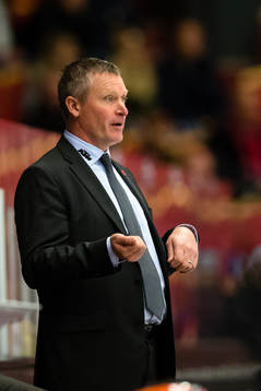 Örebros tränare Niklas Sundblad reagerar