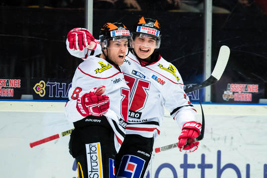 Brynäs Victor Söderström (v) jublar med Glenn Gustafsson