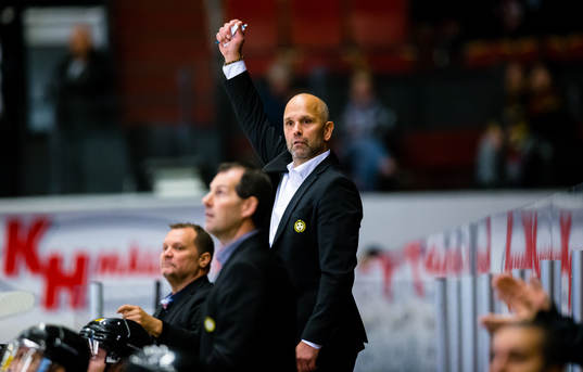 Brynäs tränare Tommy Sjödin reagerar med uppsträckt