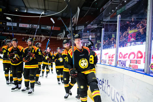 Brynäs spelare jublar och tackar publiken
