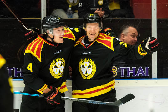 Brynäs Nicklas Danielsson (h) jublar med Brynäs Niclas