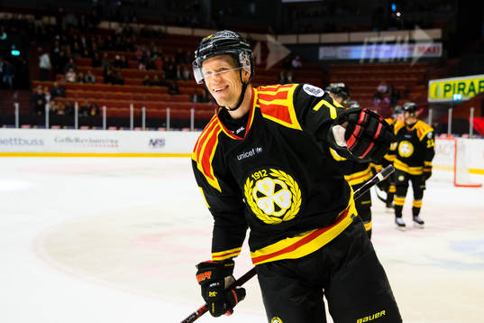 Brynäs Nicklas Danielsson (m) jublar