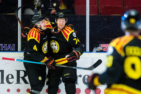 Brynäs Nicklas Danielsson (h) jublar med Brynäs Niclas