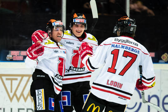 a vänster) jublar med lagkamrater