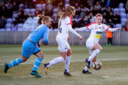 Borgebys Mathilda Holmberg  och Ilirjana Ademi som gör 1-0