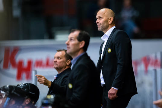 Brynäs tränare Tommy Sjödin reagerar i slutsekunden av