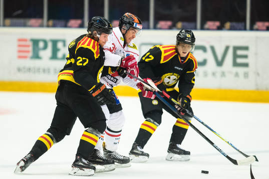 Brynäs Emil Forslund i kamp om pucken med Örebros Jordan
