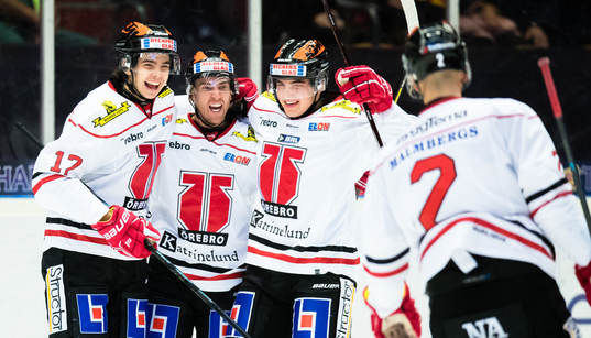 a vänster) jublar med lagkamrater