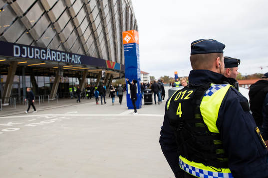 Poliser utanför Tele2 Arena