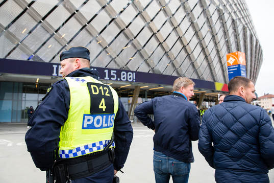 Poliser utanför Tele2 Arena