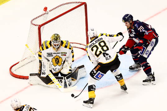 Skellefteås målvakt Gustaf Lindvall, Johan Alm och