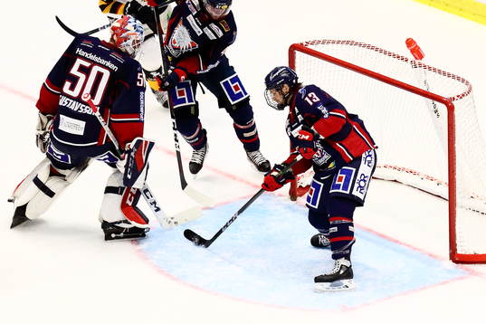 Linköpings Andrew Gordon räddar på mållinjen medan