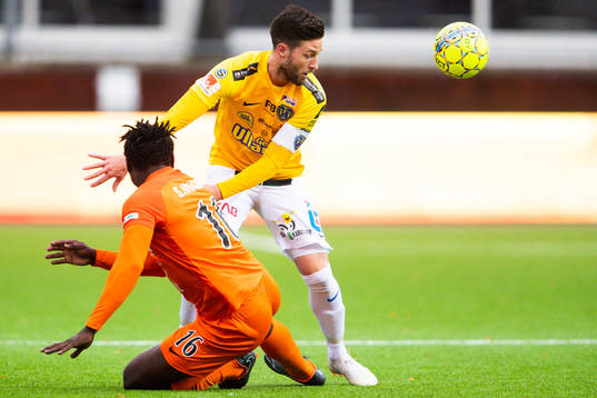 AFC Eskilstunas Samuel Nnamani och Falkenbergs Tibor Joza