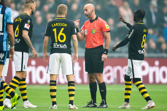 s Sebastian Larsson diskuterar med domaren