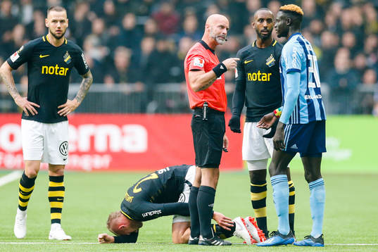 Domaren pratar med Djurgårdens Aliou Badji