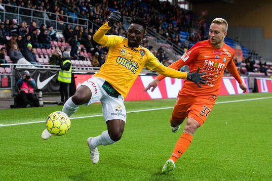 Falkenbergs Chisom Egbuchunam och AFC Eskilstunas Alexander