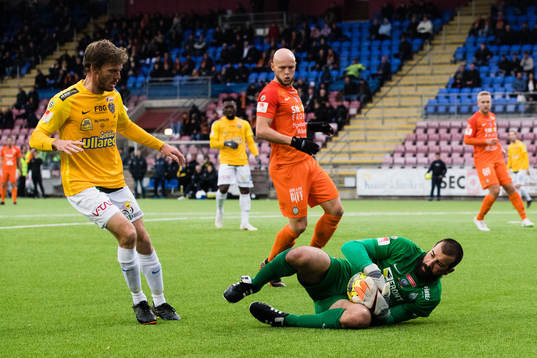 Falkenbergs Karl Söderström och AFC Eskilstunas målvakt