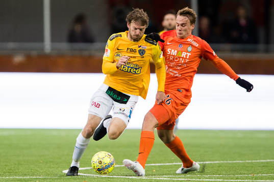 Falkenbergs Karl Söderström i kamp om bollen med AFC