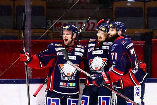 Linköpings Daniel Olsson-Trkulja och Chad Billins kramar