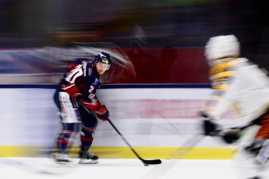 Linköpings Nick Sörensen nder ishockeymatchen i SHL