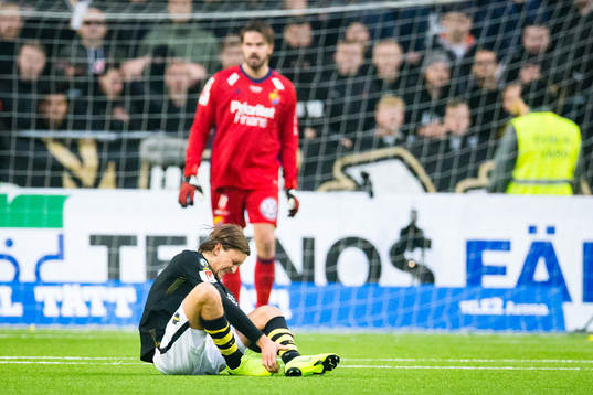 s Kristoffer Olsson sitter på planen och har ont