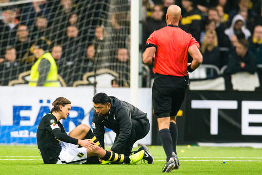 s Kristoffer Olsson tas om hand på planen