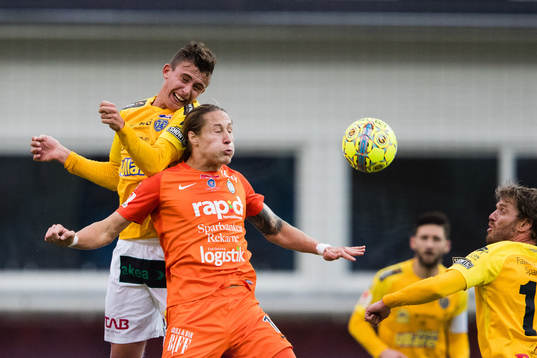 Falkenbergs John Björkengren i en nickduell med med AFC