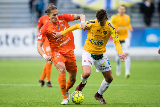 AFC Eskilstunas Felix Micheli kamp om bollen med