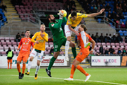 AFC Eskilstunas målvakt Gianluca Curci tar hand om bollen