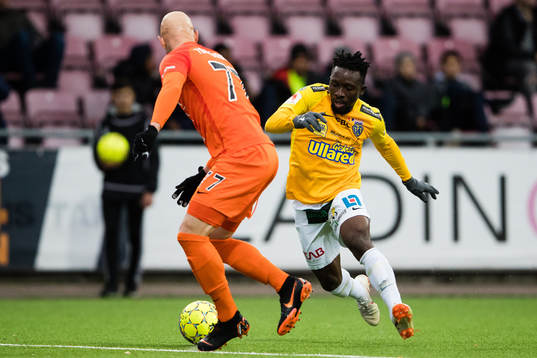 AFC Eskilstunas Zourab Tsiskaridze och Falkenbergs Chisom