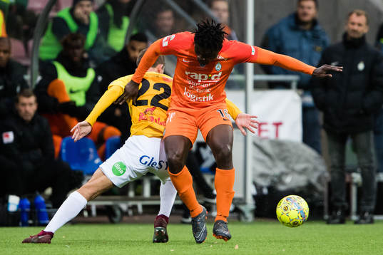 Falkenbergs John Björkengren i kamp om bollen med AFC