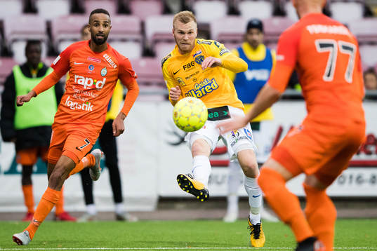 Falkenbergs Per Karlsson med ett inlägg förbi AFC