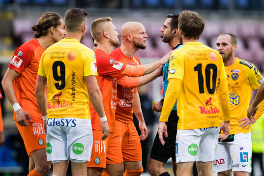 AFC Eskilstunas Zourab Tsiskaridze reagerar på när domare