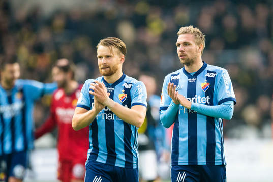 Djurgårdens Jacob Une Larsson och Jonathan Ring tackar