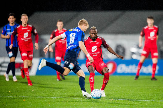 Andreas Hanche-Olsen of Stabæk and Gilbert Koomson of Brann