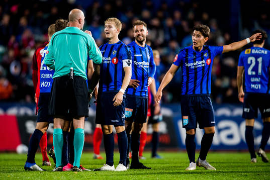 Referee Trond Ivar Døvle, Andreas Hanche-Olsen and Vadim