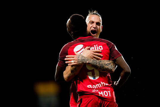 Daouda Bamba of Brann celebrates with Vito Wormgoor