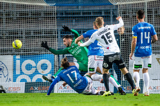 Sirius Sam Lundholm gör 1-0 på Trelleborgs målvakt Marko
