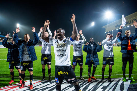 Sirius Moses Ogbu jublar med lagkamraterna