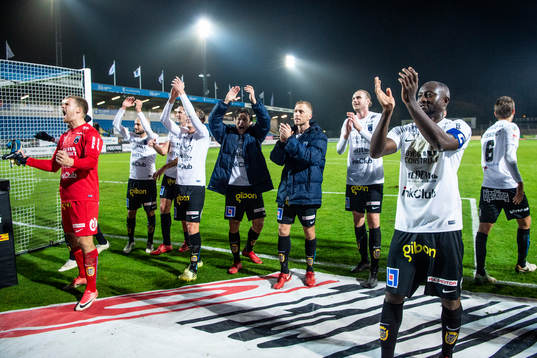 Sirius målvakt Lukas Jonsson och Moses Ogbu jublar med