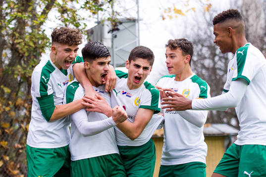Hammarbys Ebon Shabanaj jublar med lagkamrater