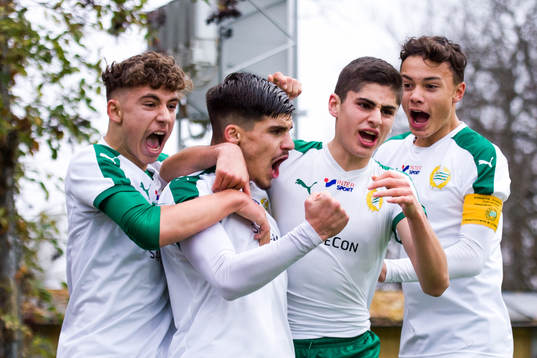 Hammarbys Ebon Shabanaj jublar med lagkamrater