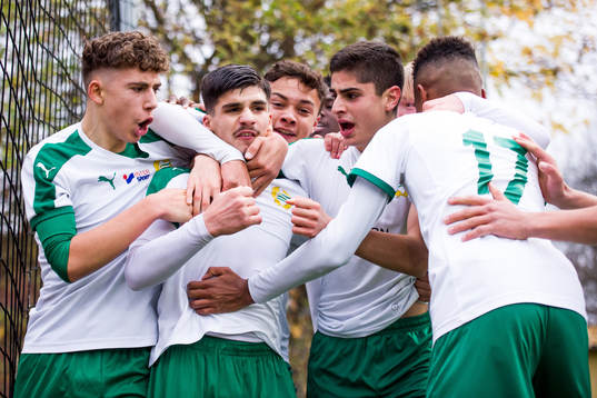 Hammarbys Ebon Shabanaj jublar med lagkamrater