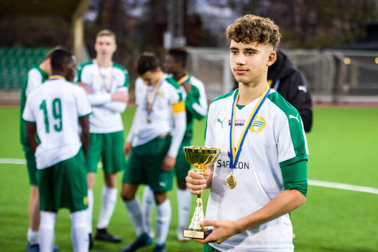 Hammarbys Aziz Arabi med pokalen